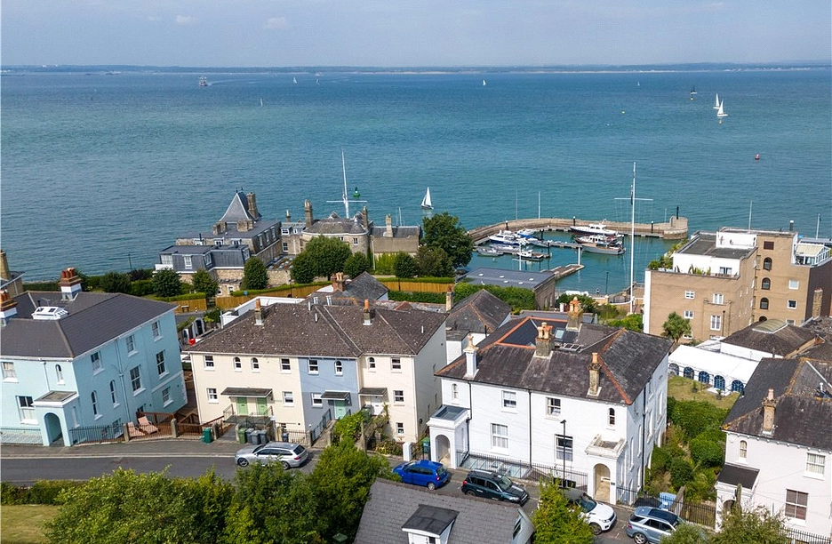 3 bedroom townhouse for sale - Castle Road, Cowes, Isle of Wight, PO31