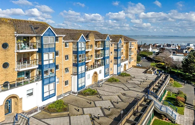 3 bedroom apartment for sale - Admiral Gardens, Cowes, Isle of Wight, PO31