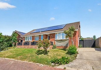 3 bedroom bungalow for sale - Denton Gardens, East Cowes, Isle of Wight, PO32