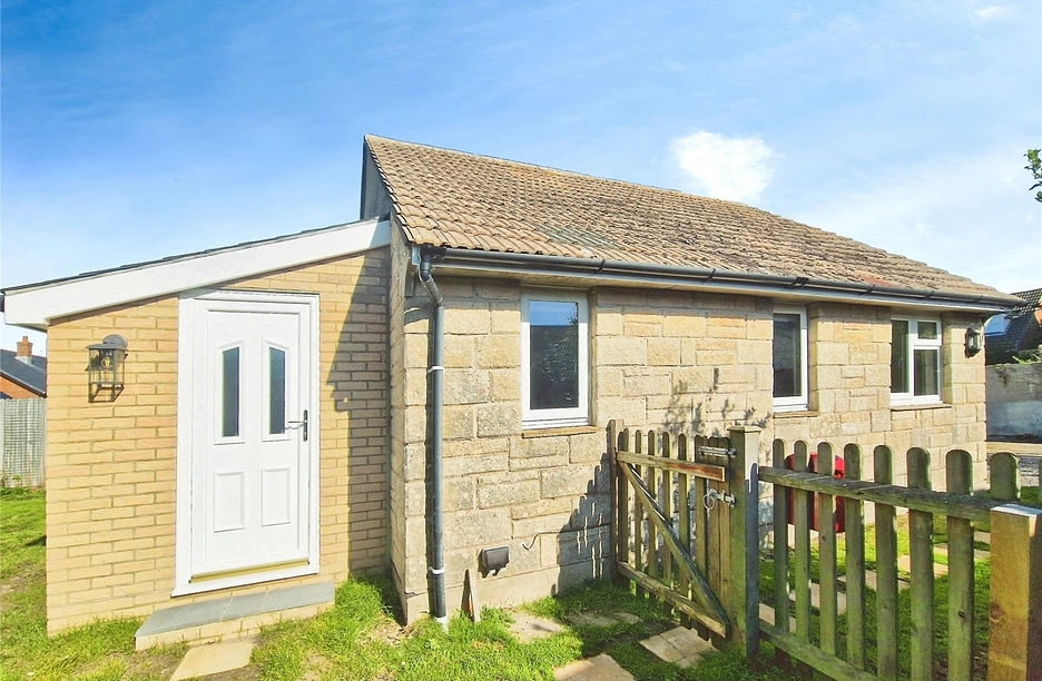 2 bedroom bungalow for sale - Hurst Point View, Totland Bay, Isle of Wight, PO39