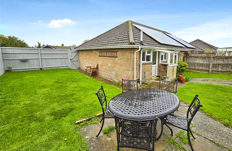 2 bedroom bungalow for sale - Princes Close, Totland Bay, Isle of Wight, PO39