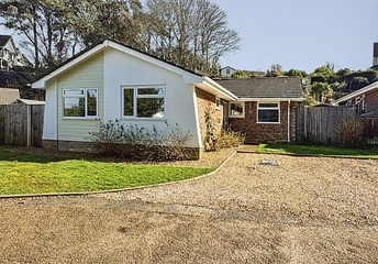 3 bedroom bungalow for sale - Cliff Road, Totland Bay, Isle of Wight, PO39