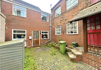 2 bedroom house for sale - Holyrood Street, Newport, Isle Of Wight, PO30
