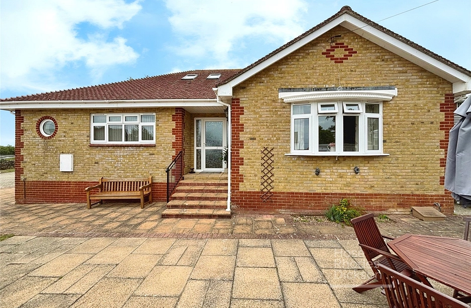 3 bedroom bungalow for sale - Staplers Road, Newport, Isle Of Wight, PO30