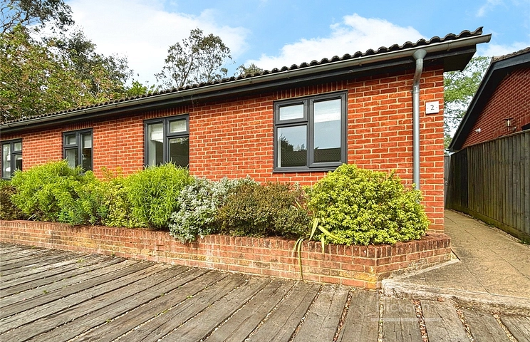 2 bedroom bungalow for sale - The Lakes, Main Road, Rookley, PO38