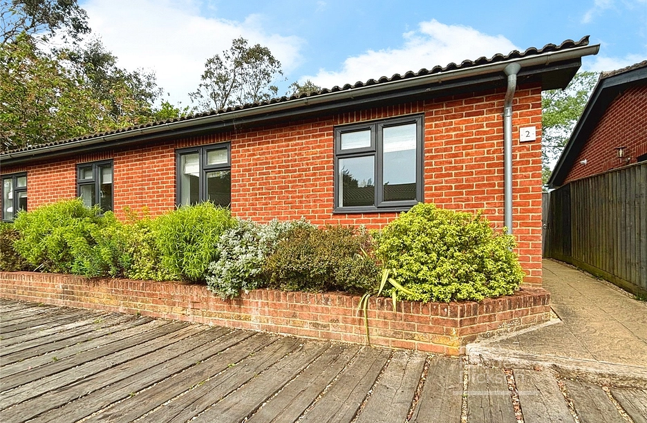 2 bedroom bungalow for sale - The Lakes, Main Road, Rookley, PO38