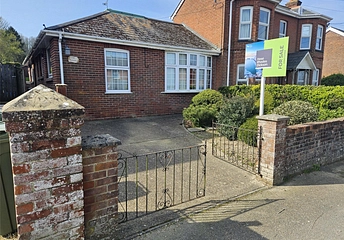 3 bedroom bungalow for sale - Alvington Road, Newport, Isle of Wight, PO30