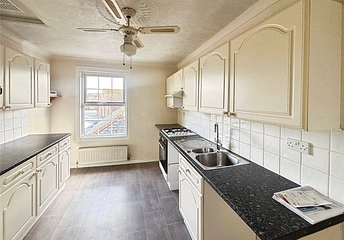 2 bedroom apartment to rent - Holyrood Street, Newport, PO30
