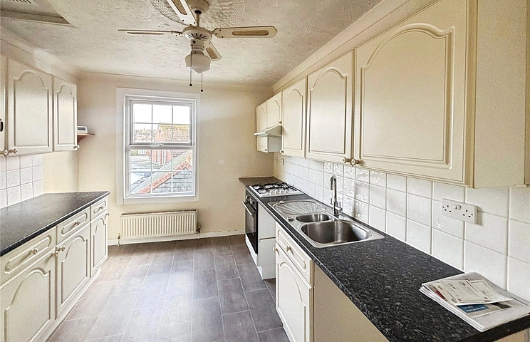 2 bedroom apartment to rent - Holyrood Street, Newport, PO30