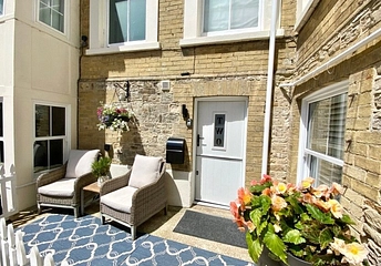 2 bedroom apartment to rent - Flat 2, Flat 2, Landfall House, Springvale Road, Seaview, PO34
