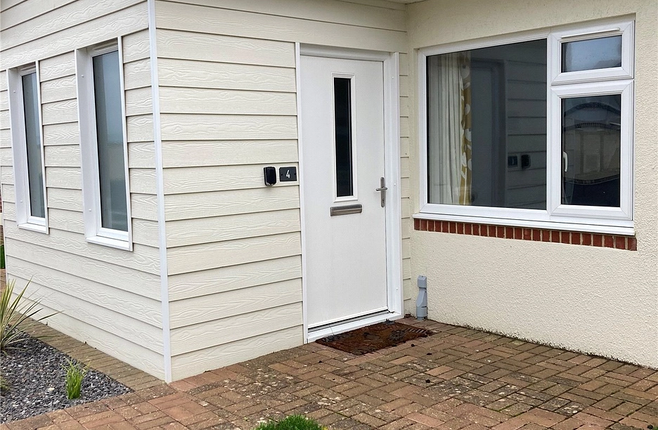 2 bedroom bungalow to rent - Fort Spinney Holiday Bungalows, Yaverland Road, Sandown, PO36