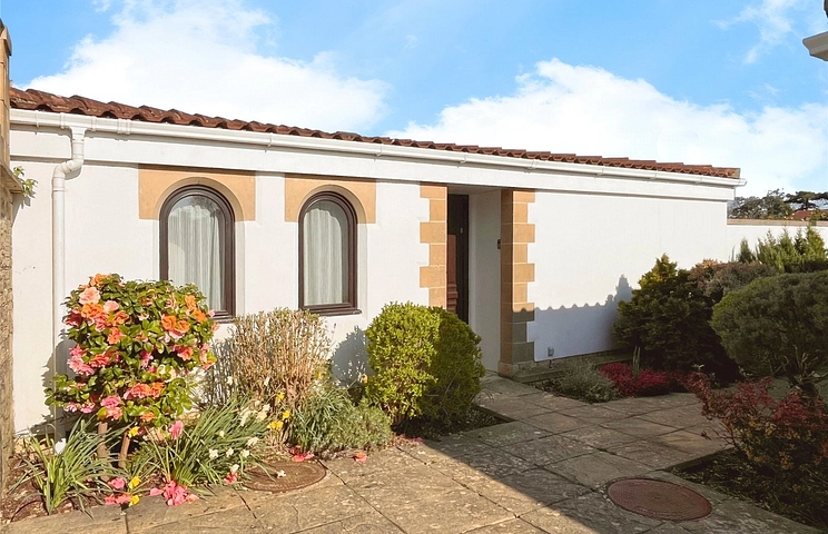 2 bedroom bungalow for sale - The Vineyard, Bouldnor, Yarmouth, Isle of Wight, PO41