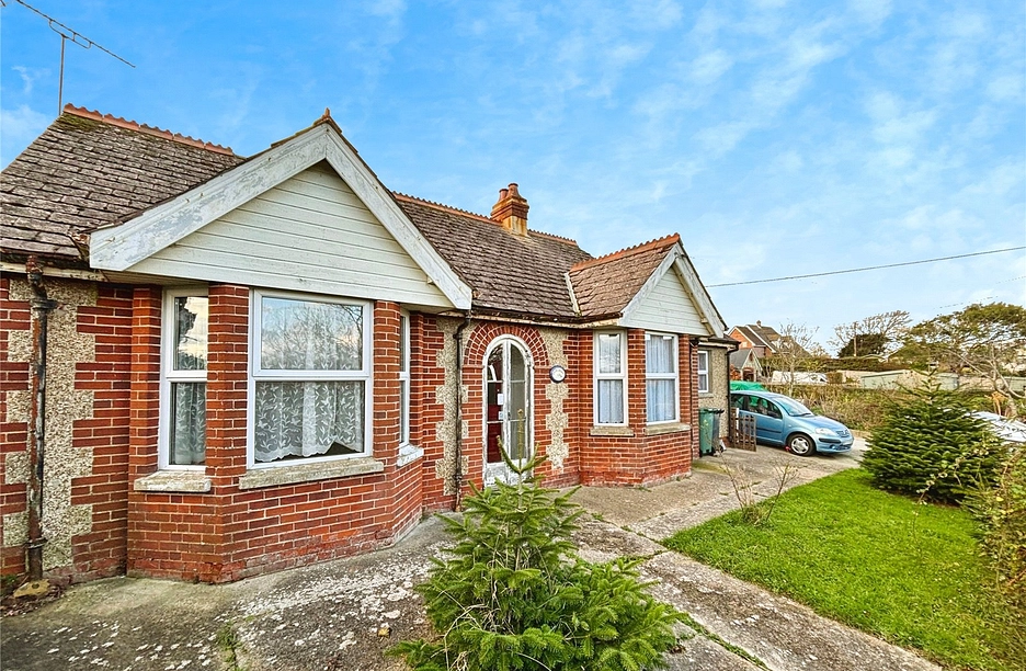 3 bedroom bungalow for sale - Newport Road, Whitwell, Ventnor, Isle of Wight, PO38